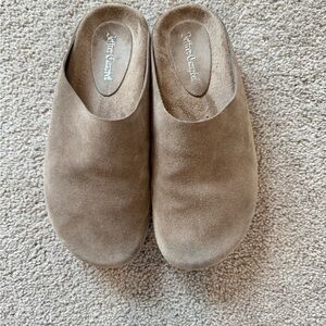 Jeffrey Campbell Content Suede Clog (Women)
LIGHT KHAKI SUEDE